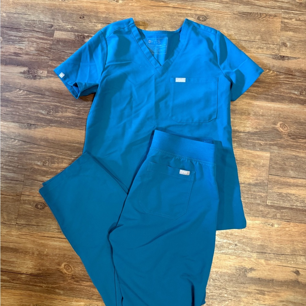 Figs Women’s scrub set in pacific blue